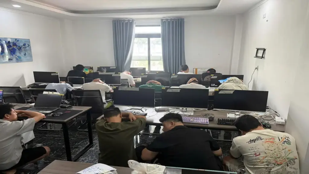 Nhóm người nước ngoài thuê khách sạn, lắp máy móc nghi lừa đảo mạng