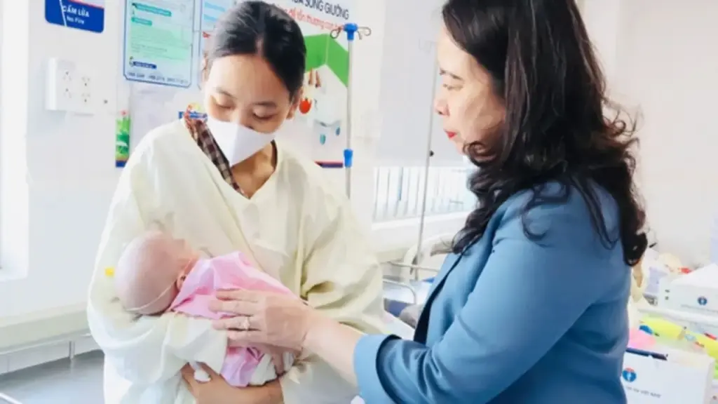 Phó chủ tịch nước Võ Thị Ánh Xuân thăm và trao quà cho bệnh nhi tại TP.HCM