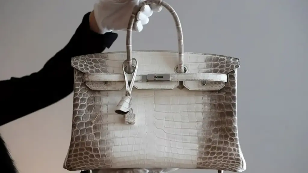 Sẽ đấu giá 2 túi Hermes da cá sấu bạch tạng của bà Trương Mỹ Lan vào ngày 21-5