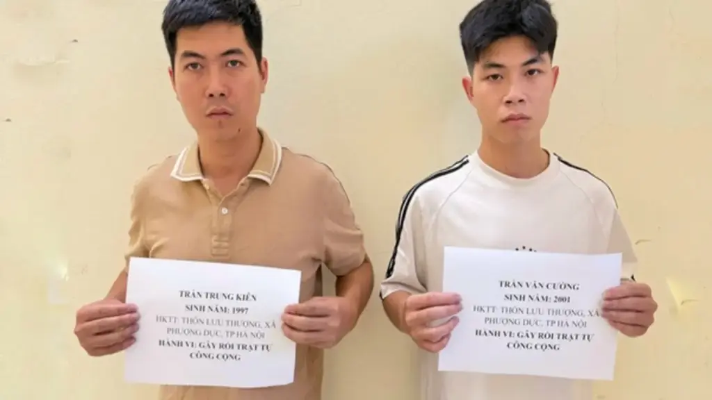 Tạm giữ 2 anh em đánh phụ nữ vì nghi quan hệ bất minh với bố mình