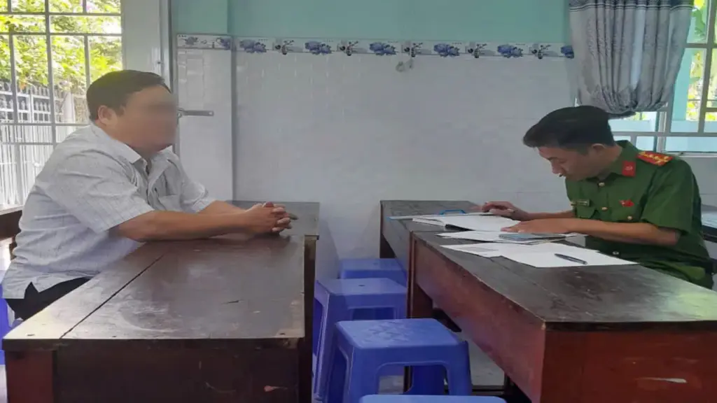Thầy giáo đánh nam sinh bầm lưng bị phạt 7 triệu đồng