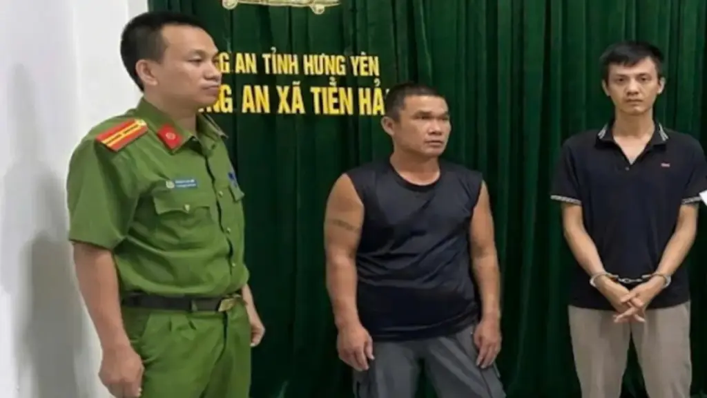 Bắt giữ 2 đối tượng sử dụng ma túy trên ô tô