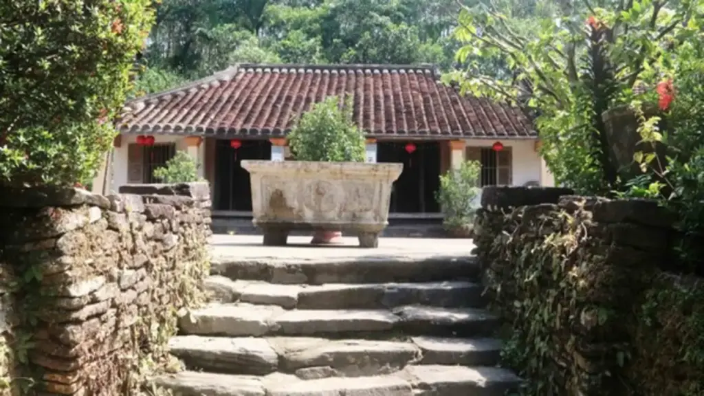 Bí mật sau những ngõ đá ở làng cổ Lộc Yên