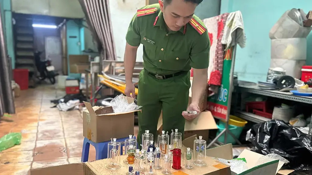 Cảnh sát đột kích xưởng sản xuất 100.000 'nỏ' ma túy ở TP HCM