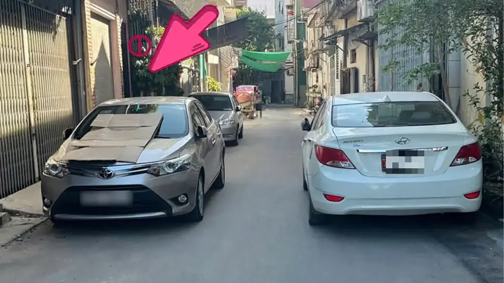Chủ nhà bị phạt 2,5 triệu đồng vì đỗ xe trước cửa, chắn lối trong ngõ nhỏ