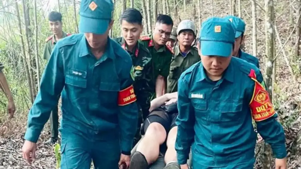 Đà Nẵng: Hàng chục người băng rừng giải cứu du khách Đức gặp nạn trên núi