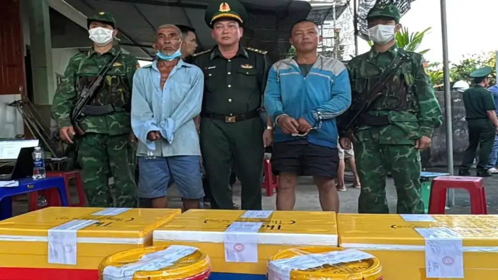 Đặc nhiệm bắt quả tang 2 cha con đang vận chuyển thuốc nổ