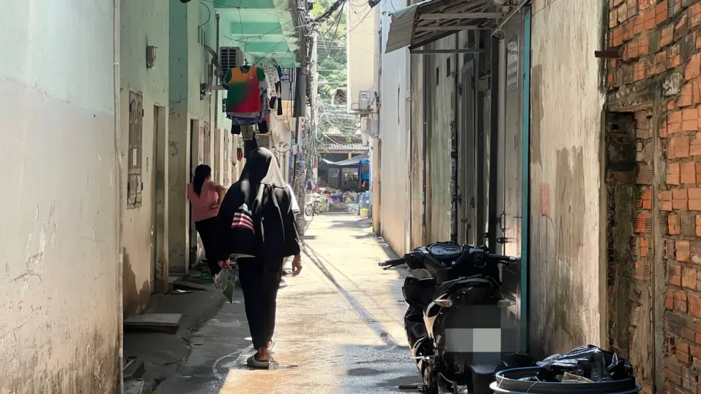 Đôi tình nhân đánh nhau bằng nón bảo hiểm, cô gái tử vong ở TPHCM