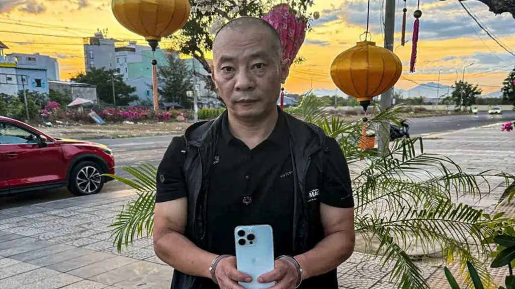 Dùng túi trùm đầu nữ quản lý sòng bạc, cướp túi xách