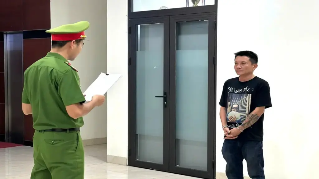 Gã đàn ông say rượu lái ô tô tông vào quán nhậu, thách thức công an