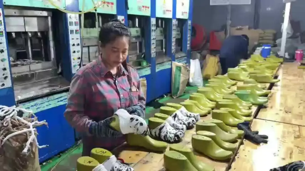 Giám đốc công ty sản xuất hàng chục nghìn dép giả hàng hiệu bị bắt