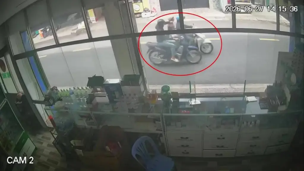 Giật dây chuyền rồi nhờ mẹ mang bán