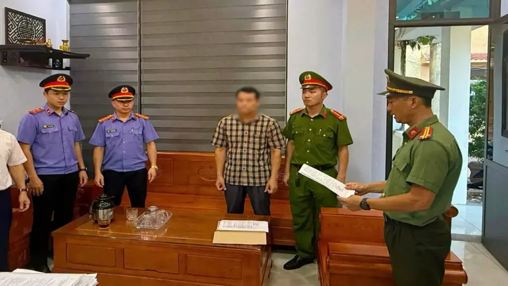Hiệu trưởng trường tiểu học bị bắt tạm giam để điều tra hành vi nhận hối lộ