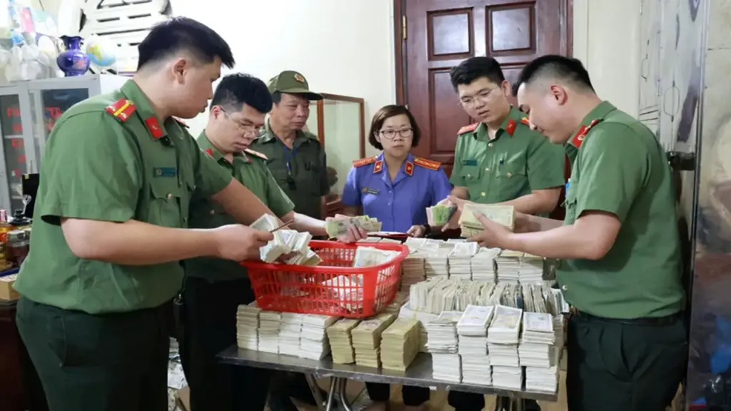 Khởi tố 3 người 'bỏ túi' hàng tỉ đồng tiền công đức của đền Kỳ Cùng ở Lạng Sơn