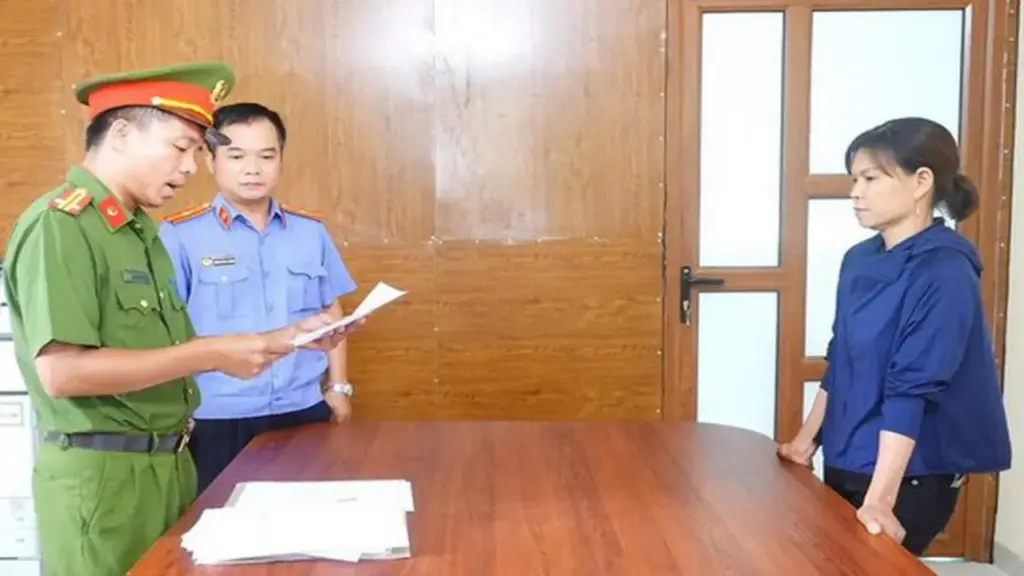 Khởi tố chủ cửa hàng hải sản dùng vòi xịt tăng áp phun nước vào mặt bà bán rau