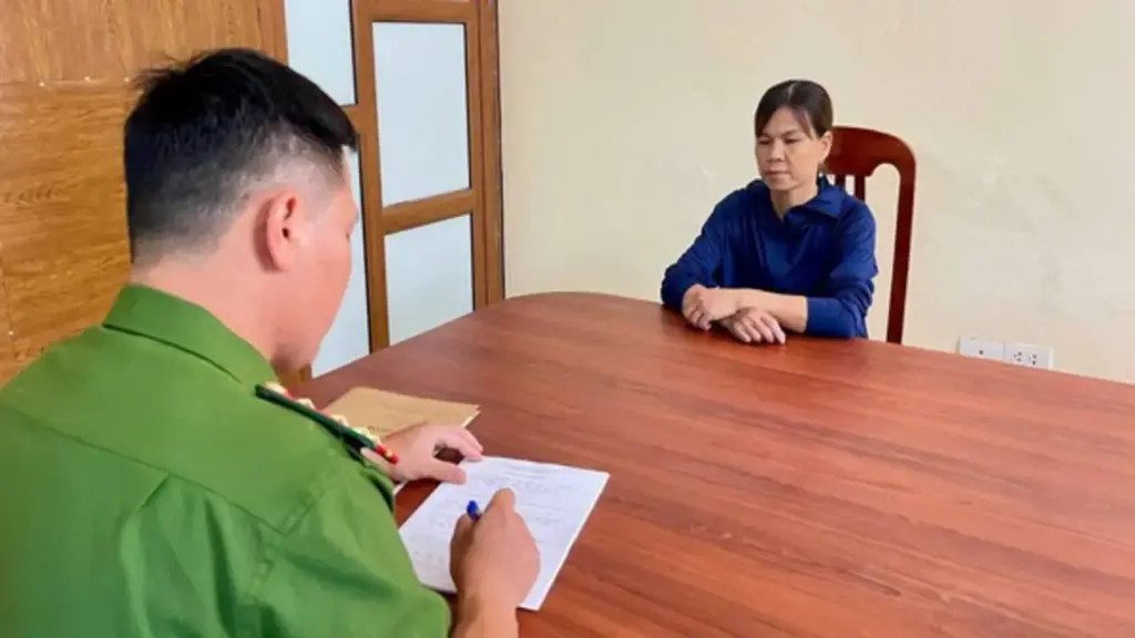 Khởi tố chủ sạp hải sản dùng vòi xịt rửa xe tấn công người bán rau