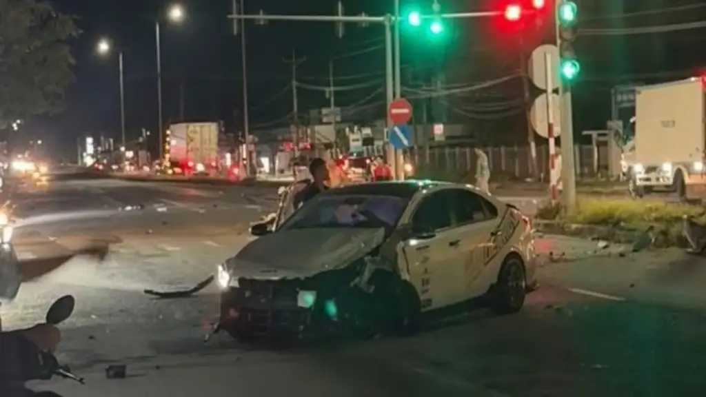 Khởi tố tài xế ô tô tông xe máy dừng chờ đèn đỏ làm 2 người tử vong