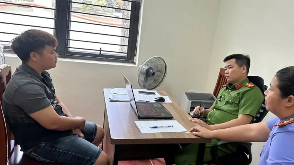Lao ôtô, kéo lê CSGT gần 300 m khi bị kiểm tra nồng độ cồn