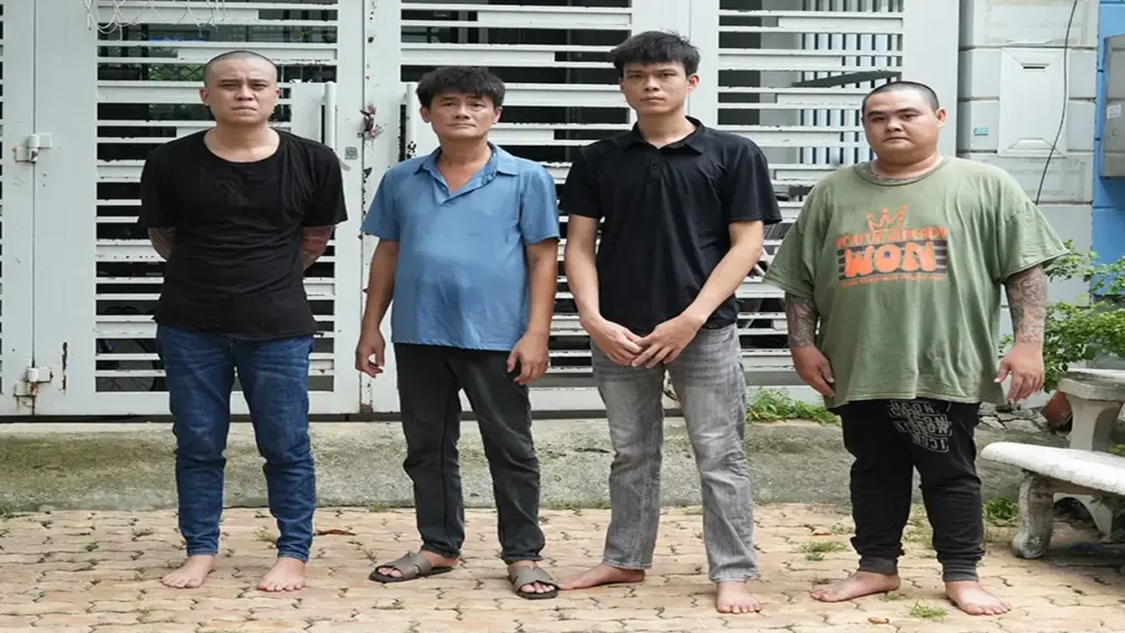 Mang hung khí sang nhà hàng xóm dọa giết