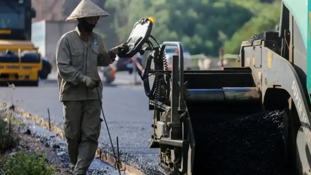 Mở rộng cao tốc Cam Lộ - La Sơn: Đội nắng tăng ca trước mùa mưa