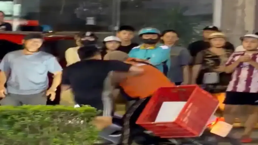 Người đàn ông đánh shipper bị thương trên phố