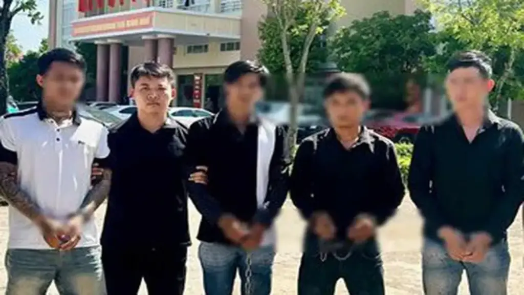 Nhóm công nhân đánh chủ vì chậm thanh toán lương