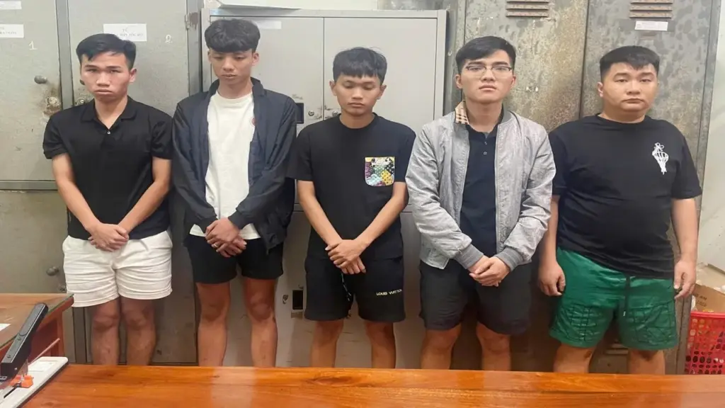 Nhóm người mở loa kéo công suất lớn để đòi nợ tại làng chài