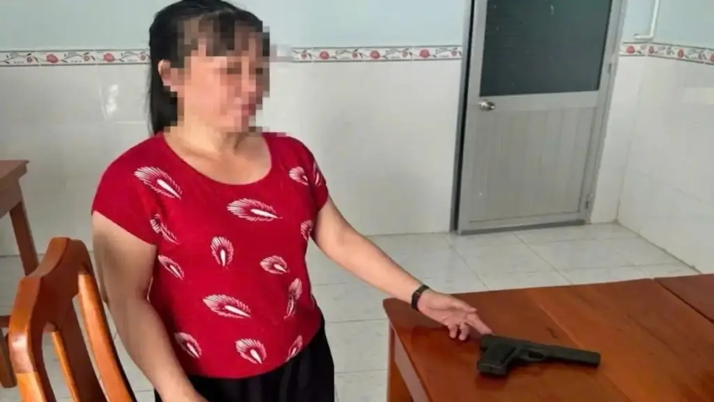 Phát hiện súng K54 trong tủ quần áo của cha, con gái mang nộp công an
