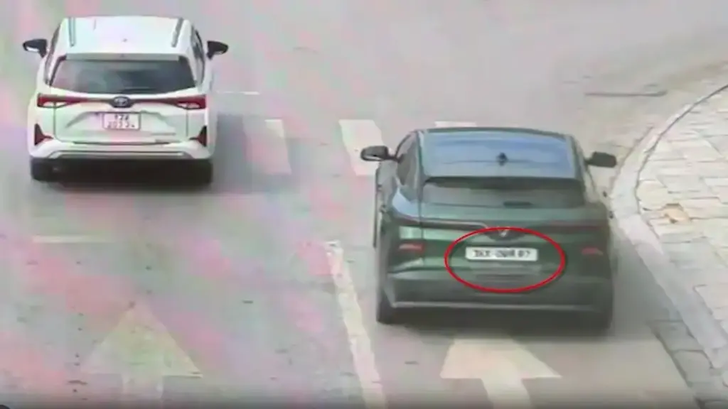Tài xế dán băng dính làm sai lệch biển số nhằm né camera AI