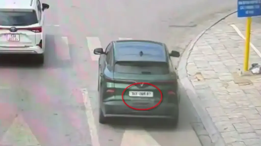 Tài xế dùng băng dính 'sửa' biển số xe để đối phó camera AI