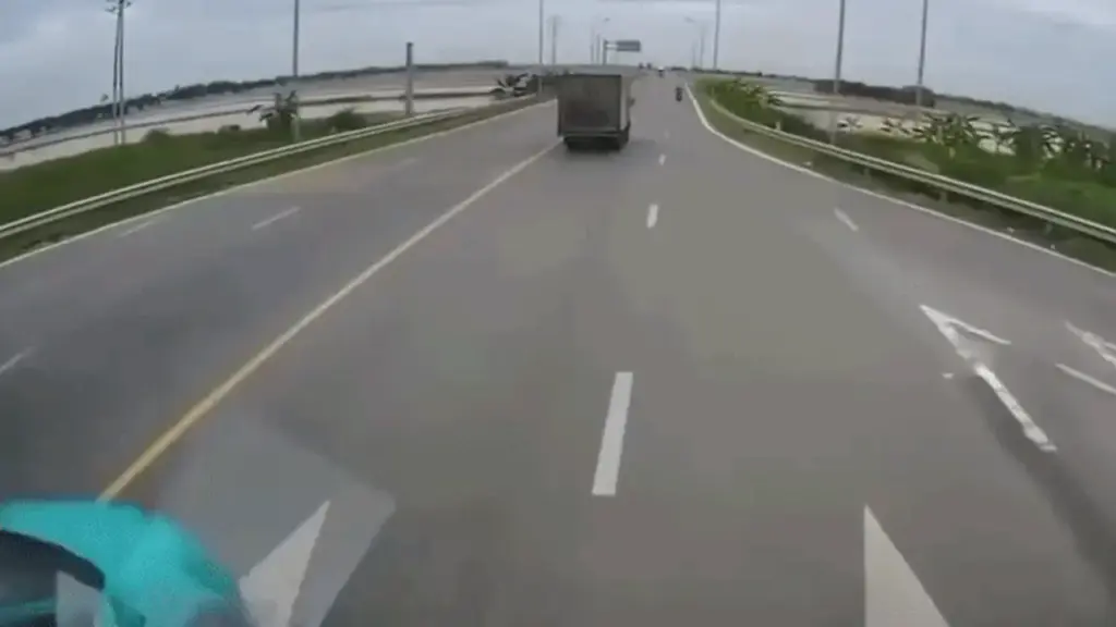 Tài xế dương tính ma túy, lao xe tốc độ cao rồi húc văng ô tô tải xuống mương nước