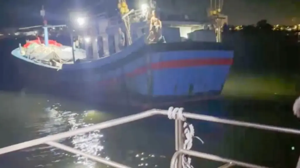 Tàu cá Đà Nẵng bị phá nước, 10 ngư dân phát tín hiệu cầu cứu