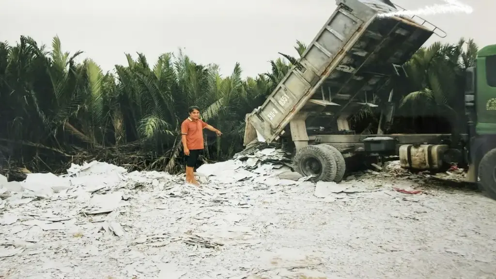 Tây Ninh khởi tố người đổ gần 600 tấn chất thải xi măng sợi ra môi trường