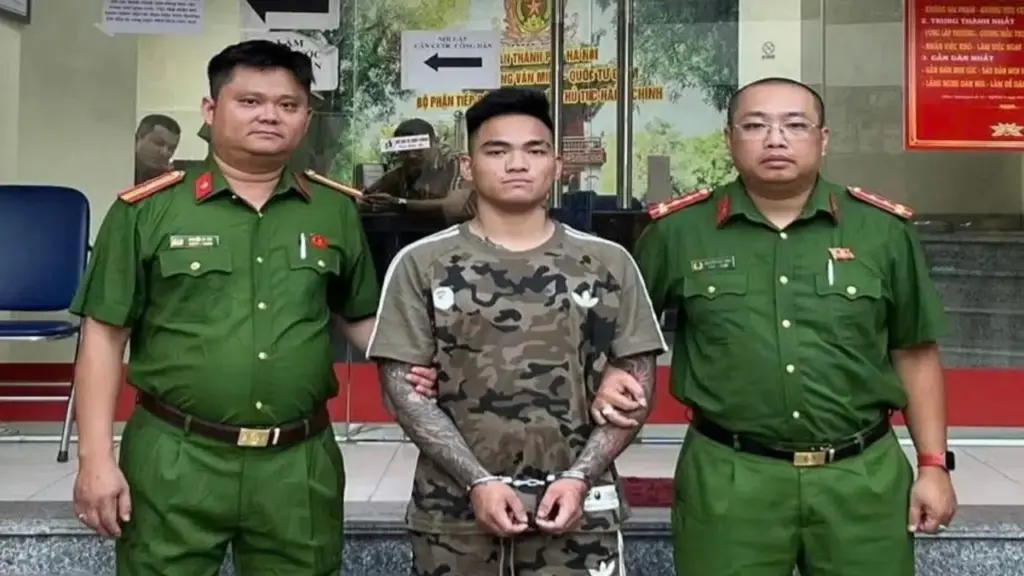 Thanh niên ở Hà Nội cầm điếu cày đánh liên tiếp bạn trai của người yêu cũ