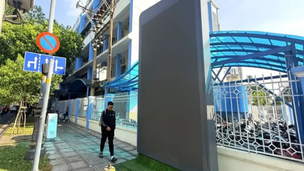 TP.HCM muốn tháo dỡ hàng loạt biển quảng cáo lấn chiếm vỉa hè