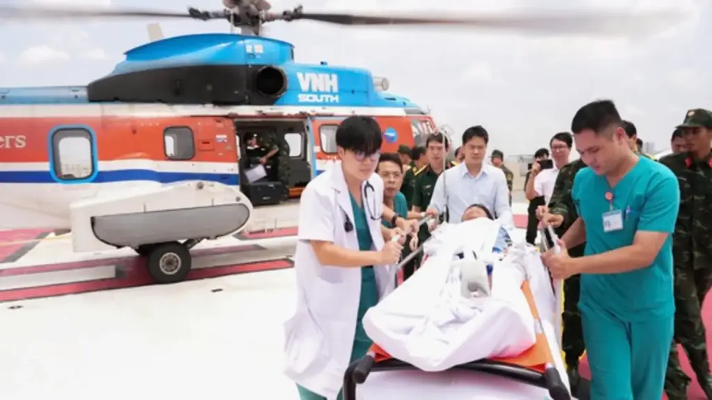 Trực thăng đưa bệnh nhân nguy kịch từ Nhà giàn DK1 về đất liền cấp cứu