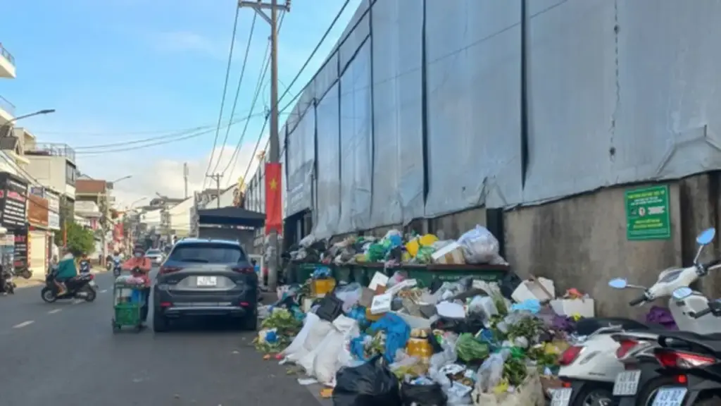 Vì sao rác ùn ứ khắp Đà Lạt giữa cao điểm du lịch hè?