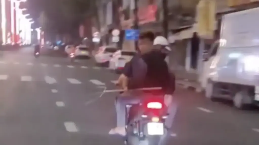 Ba người nhập viện trong vụ rượt đuổi, tấn công bằng bình xịt hơi cay
