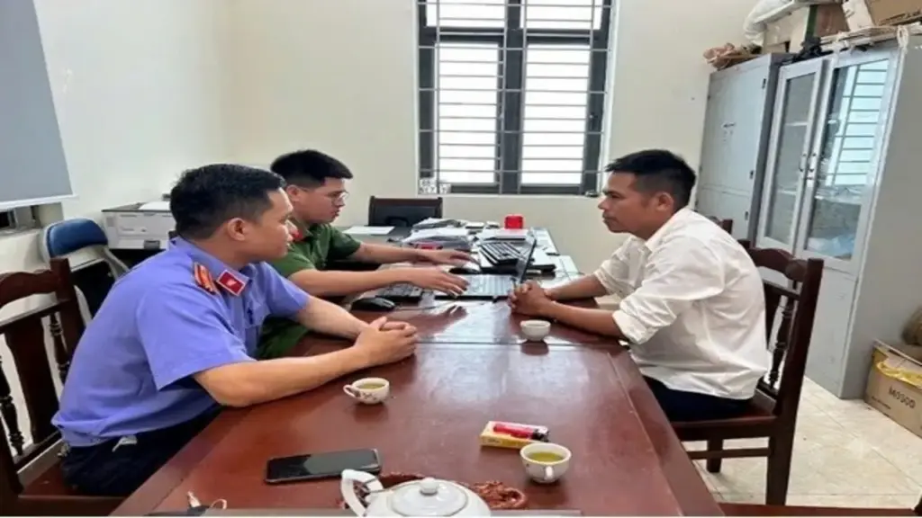 Bắc loa phát tin bôi nhọ, ném gà chết, pháo nổ vào nhà bố mẹ vợ cũ
