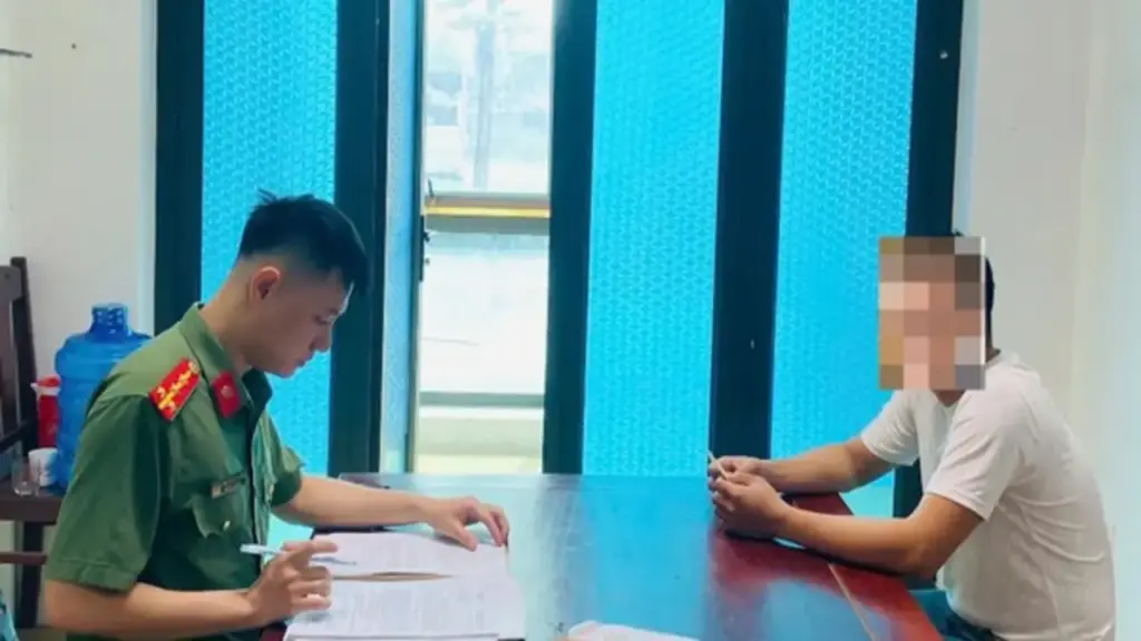 Bị công an mời làm việc vì bình luận 'chuẩn luôn' trên trang của Lê Trung Khoa