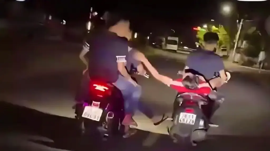 Chạy xe 'đánh đu' trên đường rồi nằm ngửa trên xe