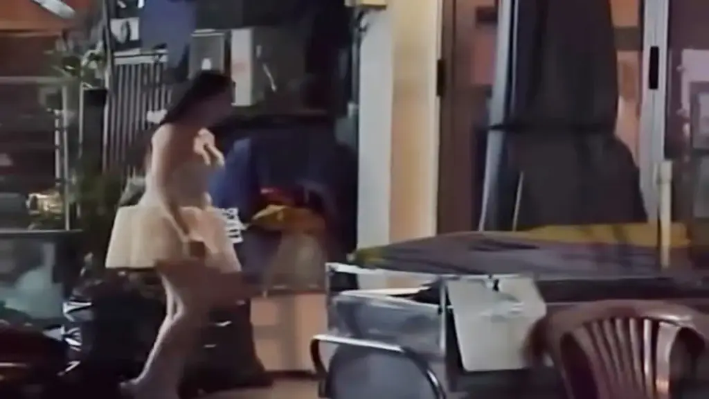 Cô gái ném gạch vào căn nhà ở trung tâm TP HCM