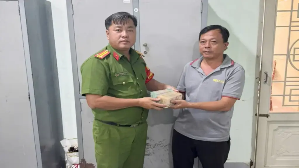 Công an Tây Ninh hỗ trợ trao trả hơn 300 triệu đồng người dân chuyển nhầm
