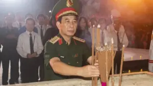 Đại tướng Phan Văn Giang dâng hương tại Nghĩa trang liệt sĩ quốc gia Đường 9