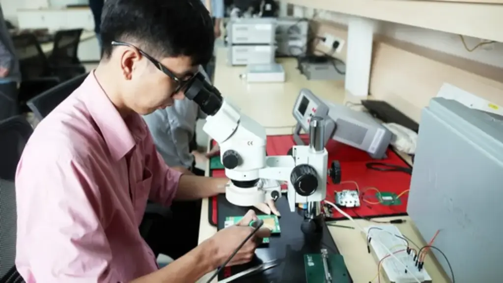 Dùng vốn ngoại để nâng cao nội lực: Nâng cấp 'bệ phóng'