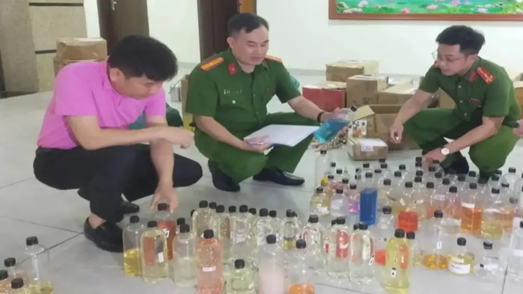 Hàng trăm chai nước hoa giả Chanel, Dior được chế từ cồn, hương liệu