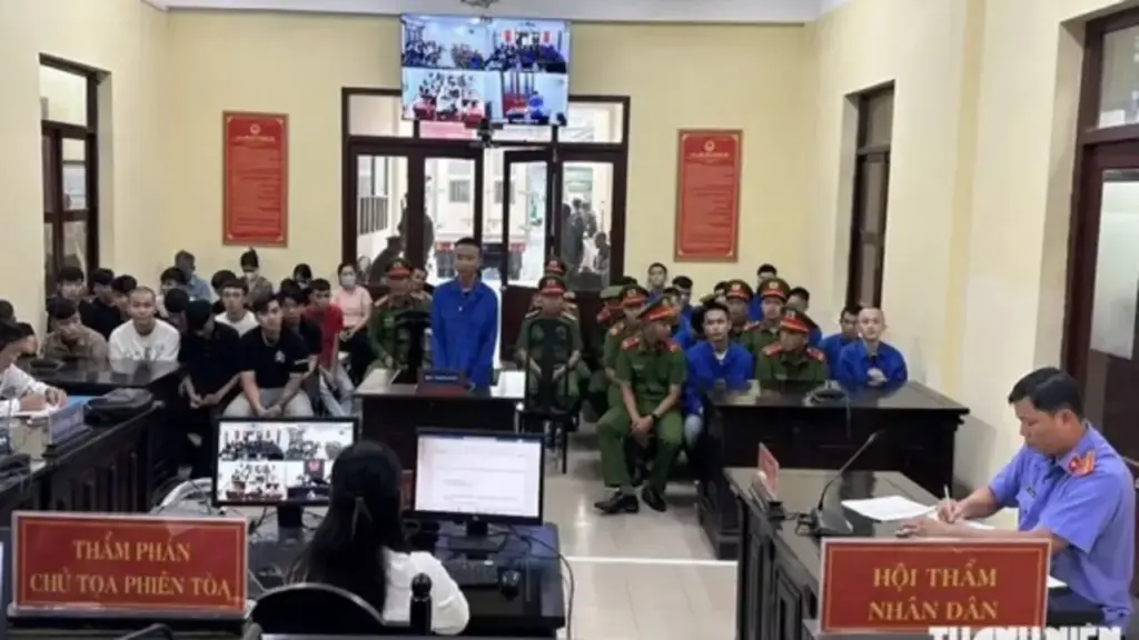 Hẹn giải quyết mâu thuẫn bằng dao và bom xăng, 44 bị cáo hầu tòa