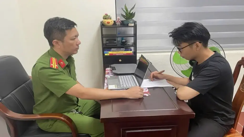 Kéo lê nhân viên bán hàng, cướp xe SH khi được lái thử