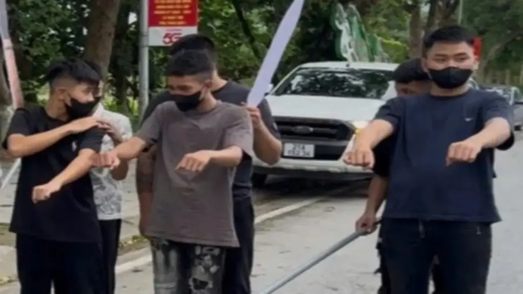 Khởi tố 13 đối tượng mang hung khí hành hung người đi đường