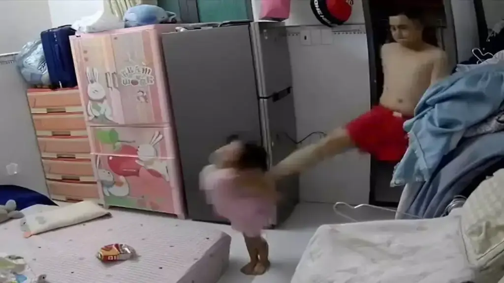 Mẹ bé gái bị bạo hành: Chậm tố giác nhân tình vì 'đang chịu ơn'